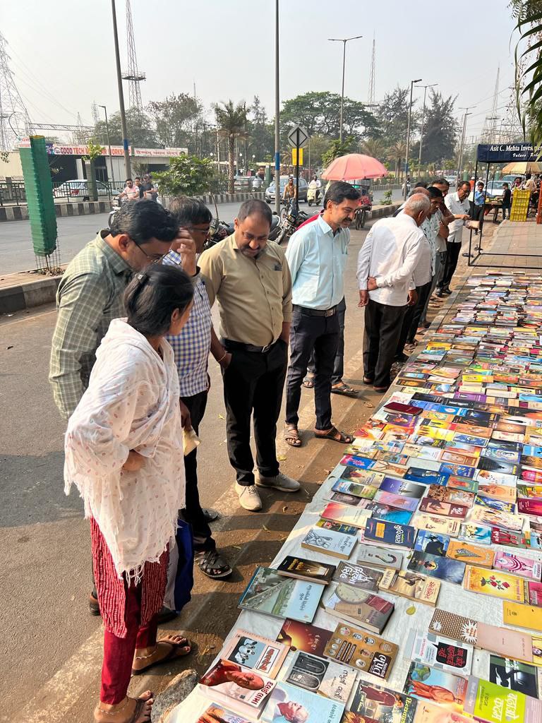 फुटपाथ पर बनाई लाइब्रेरी, नि:शुल्क पढ़ने के लिए देते हैं पुस्तक