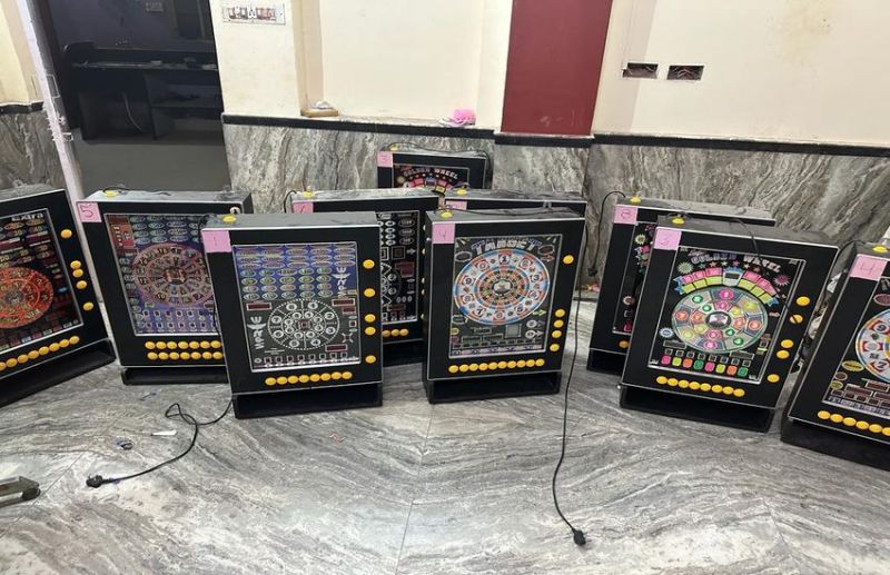 वीडियो गेम सेंटर की आड़ में चल रहे ऑनलाइन जुआघर का पर्दाफाश, आठ गिरफ्तार