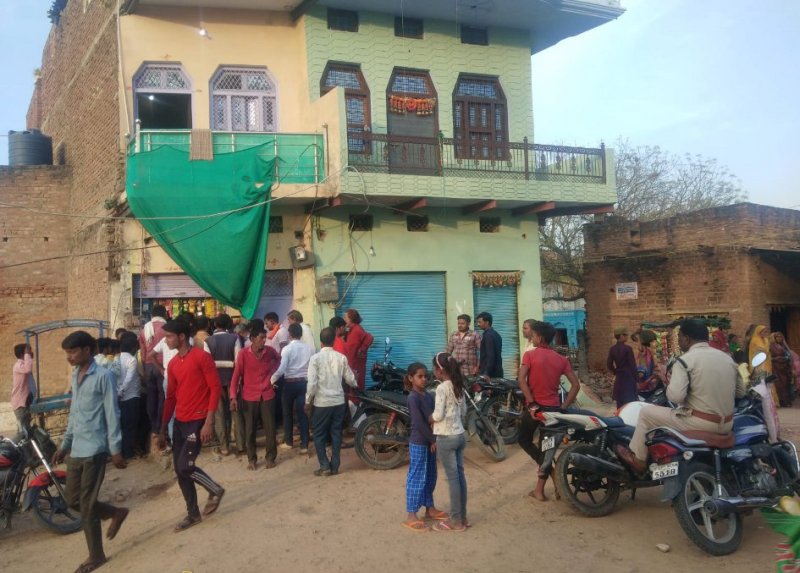 पति बच्चों को स्कूल लेने गया पत्नी ने लगा ली फांसी