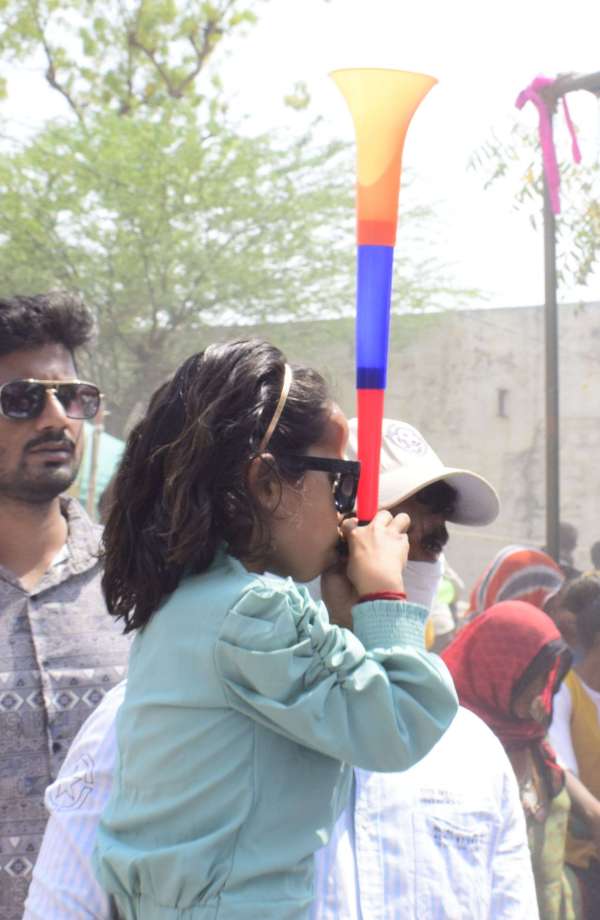 डांडियों की खनक, थिरकते कदमों ने जगाई उमंगें