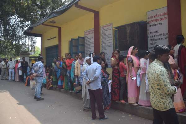 आधार अपडेट के लिये कतार 