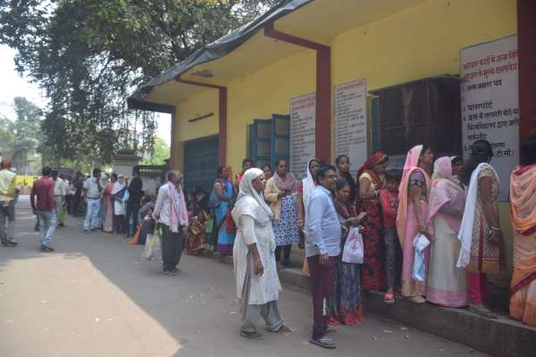 आधार अपडेट के लिये कतार 