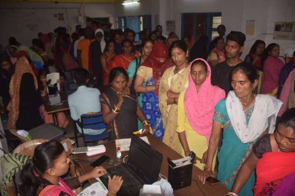 आधार अपडेट के लिये कतार 