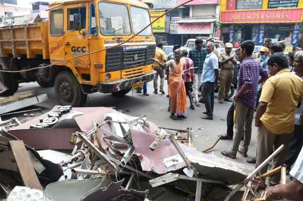अतिक्रमण पर चला निगम का बुल्डोजर