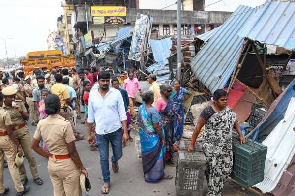 अतिक्रमण पर चला निगम का बुल्डोजर