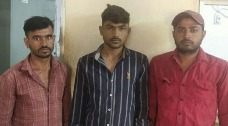 Weapons siezed : दो पिस्तौल जब्त, तीन गिरफ्तार