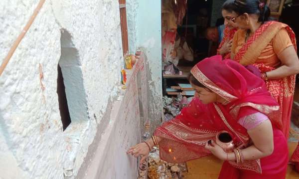 की पूजा अर्चना, चढ़ाया भोग 