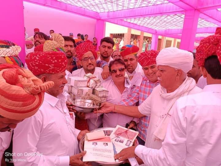 मौजीज लोगों की मौजूदगी में मायरे की रकम देते गरवा परिवार।