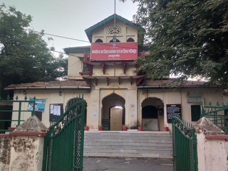 दो महिला पार्षदों का आरोप, एसडीएम ने कर्मचारियों से उन्हें चेंबर से धक्का देकर बाहर निकलवाया