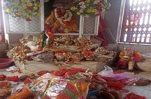 देर रात से ही भक्तों की भीड़ जुटना शुरू हो गई। सुबह से ही माता के ठंडे पकवानों का भोग लगाया जा रहा है।