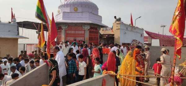 रंग -बिरंगे परिधानों में महिलाएं मांगलिक गीत गाते हुए पहुंची।
