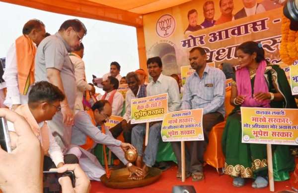 भाजपा अध्यक्ष अरुण साव पांव पखारते लोगों के साथ सासंद सुनील सोनी