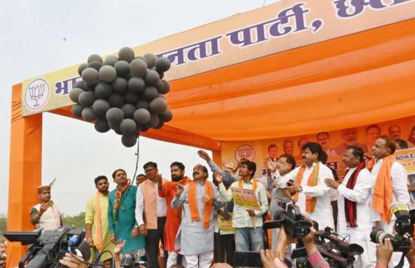 प्रधानमंत्री आवास योजना नही मिलने के विरोध में काले गुब्बारे छोड़ते भाजपा नेता