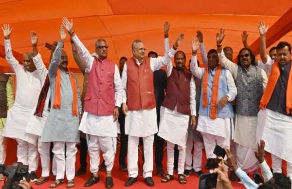 विधानसभा घेराव के पहले सभा में पूर्व विधानसभा अध्यक्ष और विधायक धरमलाल कौशिक, अध्यक्ष अरुण सॉव, छग प्रभारी ओम माथूर, पूर्व मुख्यमंत्री डाॅ रमन सिंह, मु़ुख्य अतिथि के रुप में पहुंचे रघुवर दास, नेता प्रतिपक्ष नारायण चंदेल, पूर्व सासंद लोकसभा और राज्यसभा नन्द कुमार सहाय, उपप्रभारी नितिन नवीन मंच पर से कार्यकर्ताओं का अभिवादन करते हुए।