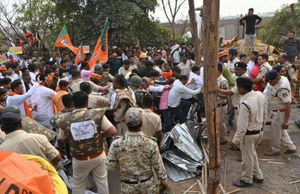 भाजपा कार्यकर्ताओं की भीड़ बैरीकेड्स तोड़ते हुए