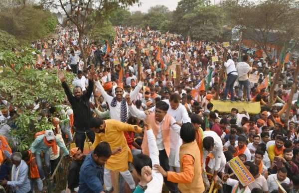 भाजपा कार्यकर्ताओं की भीड़ बैरीकेड्स तोड़ते हुए