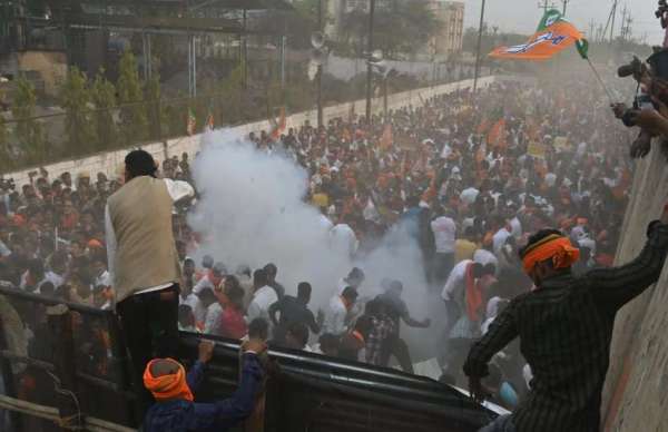 प्रदर्शन के दौरान आंसू गैस के गोले