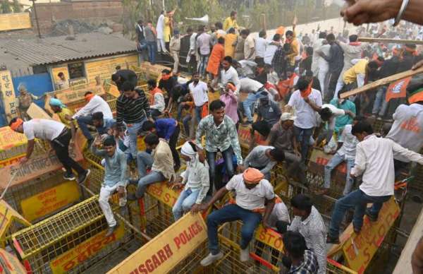 भाजपा कार्यकर्ताओं की भीड़ बैरीकेड्स तोड़ते हुए