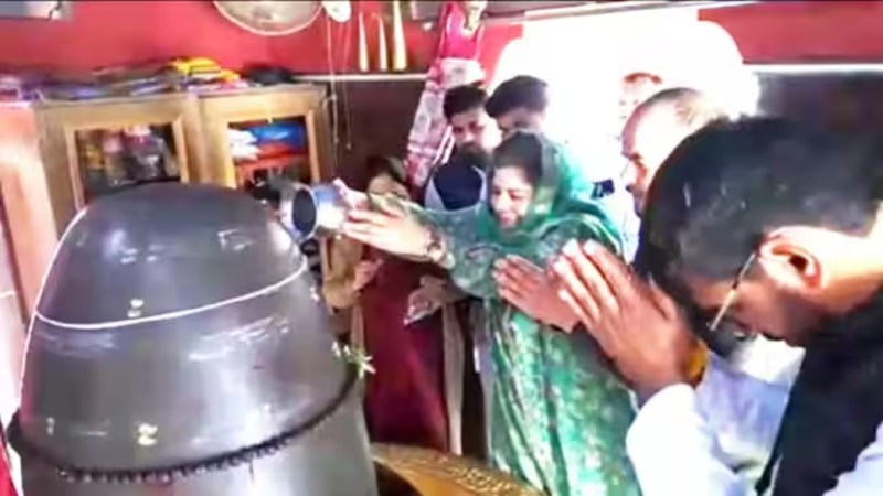 महबूबा मुफ्ती ने शिवलिंग पर किया जलाभिषेक, नाराज हुए उलमाओं ने कही ये बात
