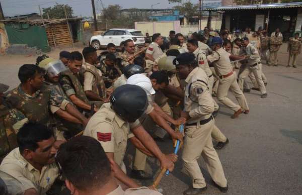 *हितग्राहियों एवं भाजपा कार्यकर्ताओं पर , टियर गैस एवं पानी की बौछारें