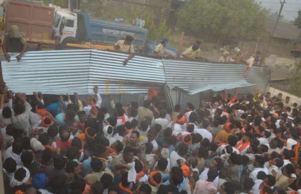 *हितग्राहियों एवं भाजपा कार्यकर्ताओं पर , टियर गैस एवं पानी की बौछारें