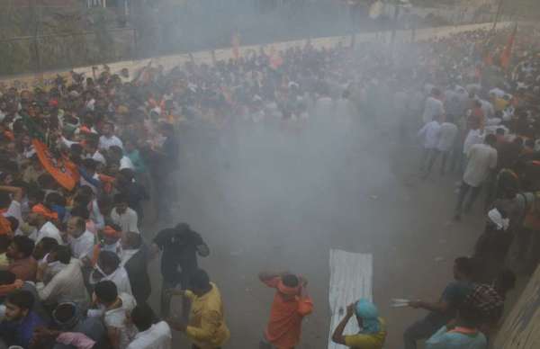 *हितग्राहियों एवं भाजपा कार्यकर्ताओं पर , टियर गैस एवं पानी की बौछारें