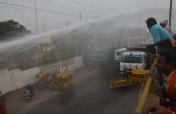 *हितग्राहियों एवं भाजपा कार्यकर्ताओं पर , टियर गैस एवं पानी की बौछारें