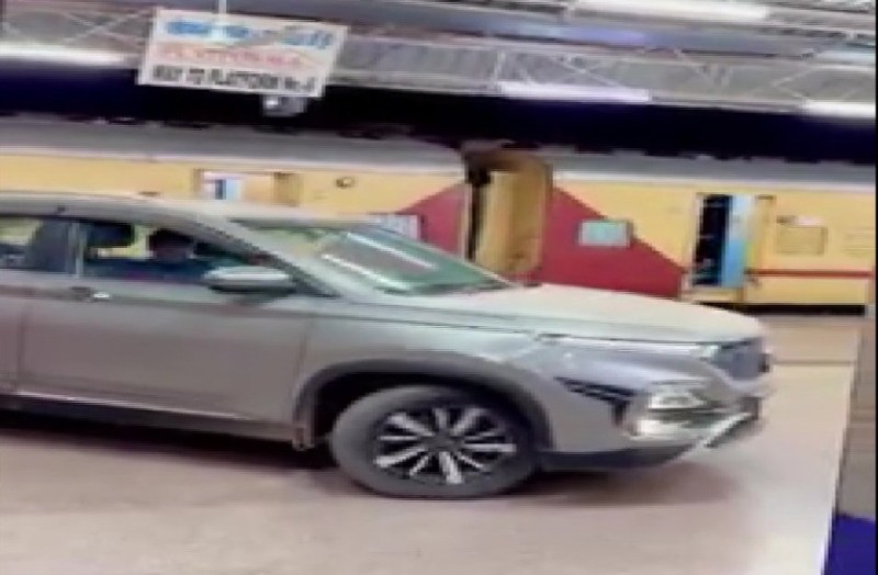 Viral Video: चढ़ा रील का नशा और फिर कार लेकर रेलवे प्लेटफॉर्म पर ये क्या कर डाला !