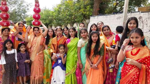 मंगल गीत गाती युवतियों के समूह