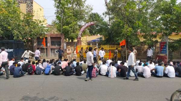 Demonstration of student council workers at Gandhi Nagar police station