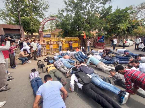 Demonstration of student council workers at Gandhi Nagar police station