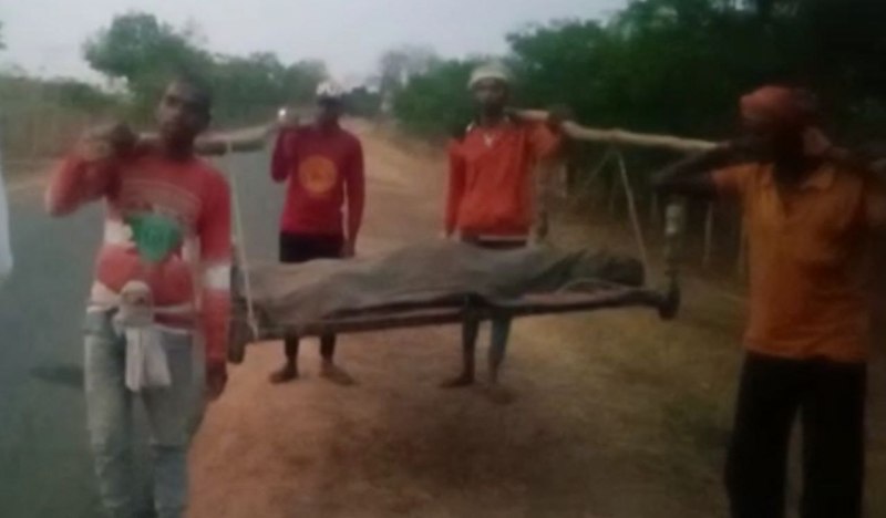 Ambulance was not found, relatives walked 10 km with dead body on cot