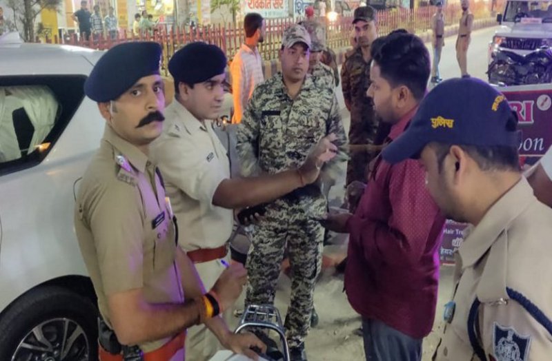 वाहन से जा रहे प्रधान आरक्षक को एसपी ने रोका, ठोका जुर्माना