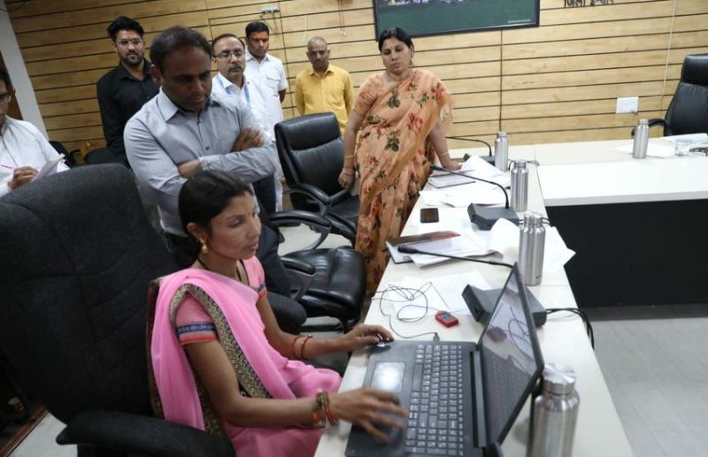 रामकली, मीरा व दामिका का लैपटॉप बैंक बुजुर्गों-महिलाओं का बना मददगार