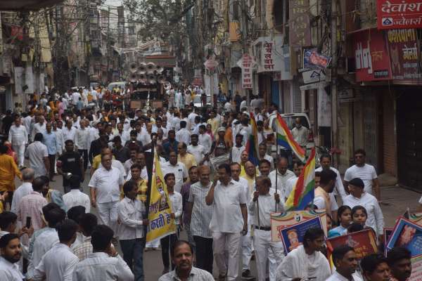 कॉधो मे पाल्की लेकर निकले 