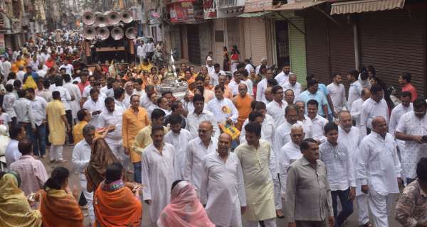 कॉधो मे पाल्की लेकर निकले  