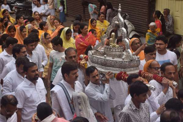 कॉधो मे पाल्की लेकर निकले 