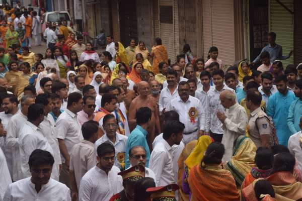 कॉधो मे पाल्की लेकर निकले  