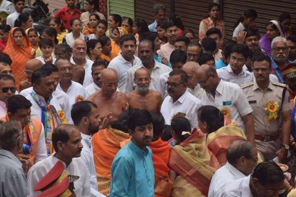 कॉधो मे पाल्की लेकर निकले  