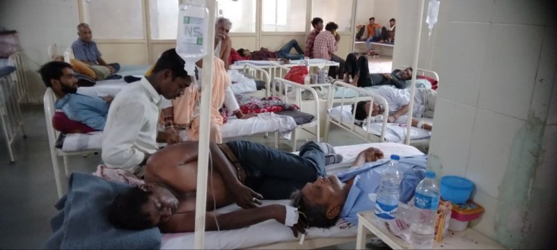 अस्पताल में बढ़े बुखार के मरीज, एक पलंग पर भर्ती हो रहे दो मरीज