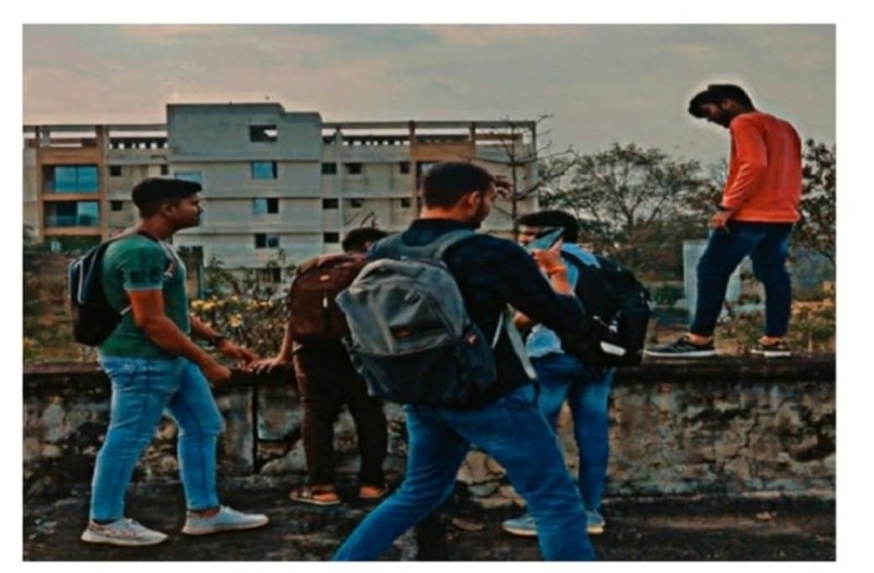 दोस्तो के साथ छत पर बना रहा था इंस्ट्राग्राम के लिए वीडियो, पैर फिसला 20 फिट की उचाई से गिरा युवक हुई मौत