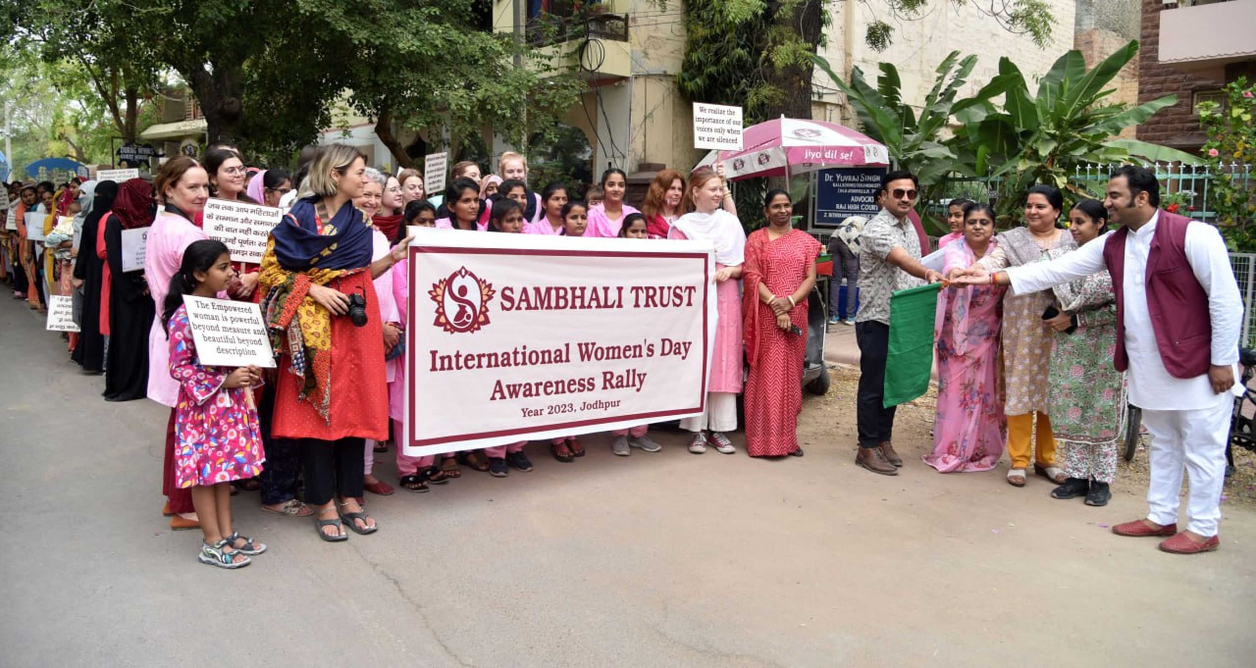 महिला अधिकारों के लिए दिया जागरूकता का संदेश, संभली ट्रस्ट से निकाली रैली