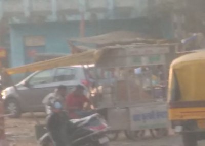 फ्लाईओवर निर्माण के दौरान लापरवाही का आलम