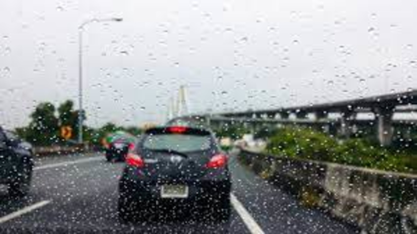 car_drive_in_rain.jpg