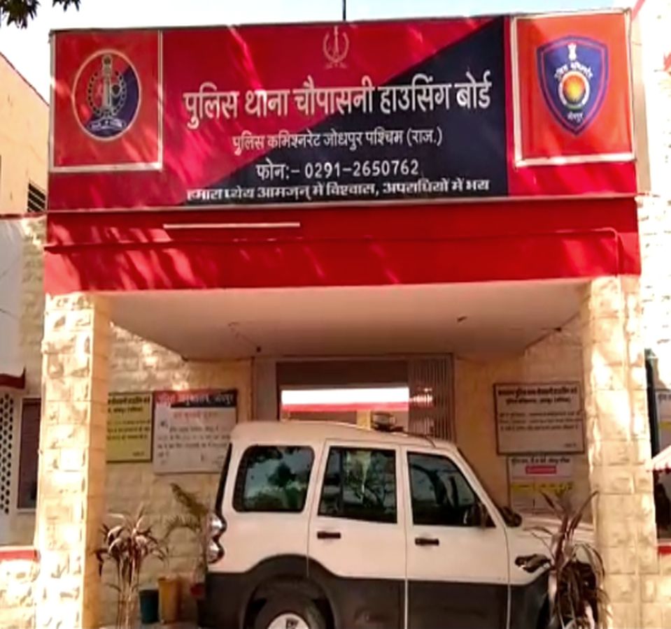 बाइक चालक नीचे गिरा तो डम्पर ऊपर से निकला, मौत