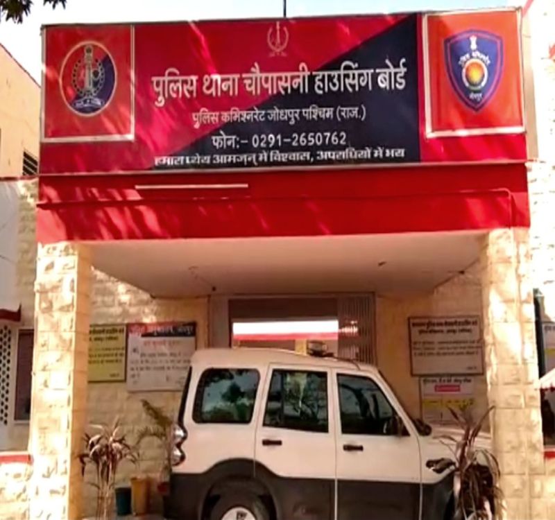 बाइक चालक नीचे गिरा तो डम्पर ऊपर से निकला, मौत