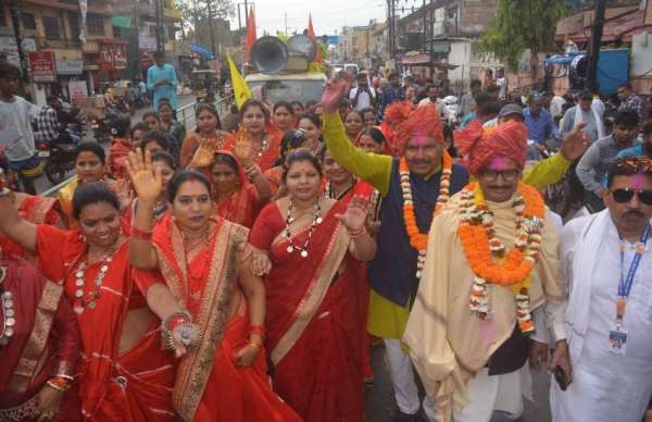 आदर्श सामूहिक विवाह सुकृत साहेब सेलूद आश्रम के द्वारा मंत्रोच्चार से हुआ।शहर जिला साहू संघ रायपुर और संतमाता कर्मा समिति तथा प्रदेश साहू संघ के संयुक्त तत्वावधान में सफलता पूर्वक सम्पन्न हुआ।