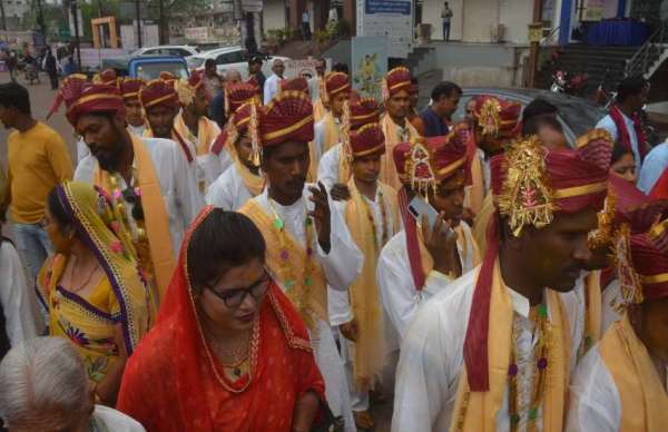 आदर्श सामूहिक विवाह सुकृत साहेब सेलूद आश्रम के द्वारा मंत्रोच्चार से हुआ।शहर जिला साहू संघ रायपुर और संतमाता कर्मा समिति तथा प्रदेश साहू संघ के संयुक्त तत्वावधान में सफलता पूर्वक सम्पन्न हुआ।