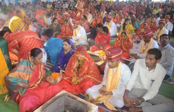 आदर्श सामूहिक विवाह सुकृत साहेब सेलूद आश्रम के द्वारा मंत्रोच्चार से हुआ।शहर जिला साहू संघ रायपुर और संतमाता कर्मा समिति तथा प्रदेश साहू संघ के संयुक्त तत्वावधान में सफलता पूर्वक सम्पन्न हुआ।