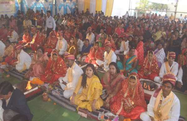 आदर्श सामूहिक विवाह सुकृत साहेब सेलूद आश्रम के द्वारा मंत्रोच्चार से हुआ।शहर जिला साहू संघ रायपुर और संतमाता कर्मा समिति तथा प्रदेश साहू संघ के संयुक्त तत्वावधान में सफलता पूर्वक सम्पन्न हुआ।